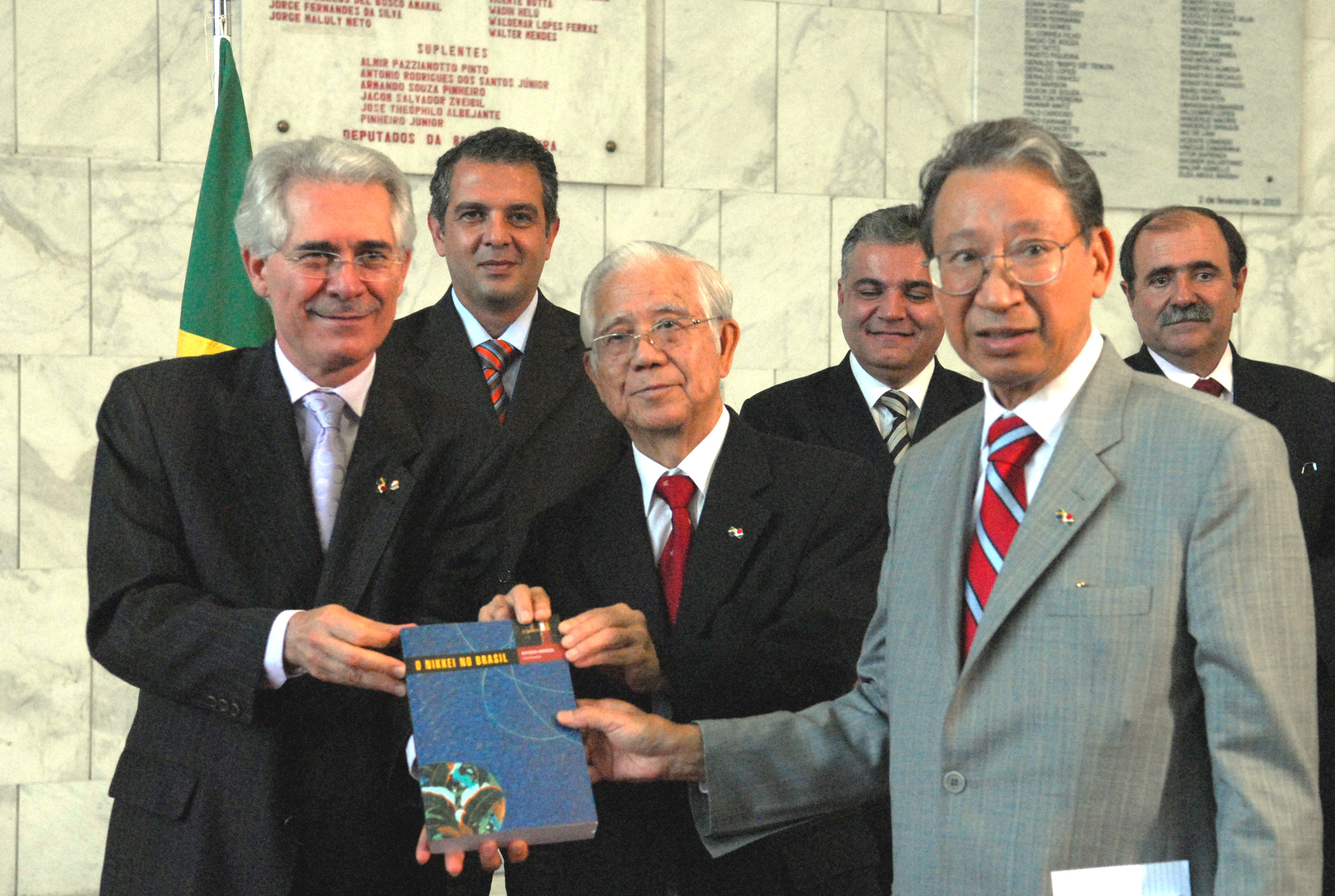 Presidente da Assemblia, Vaz de Lima, recebe o livro das mos de Harada <a style='float:right;color:#ccc' href='https://www3.al.sp.gov.br/repositorio/noticia/03-2008/MAC 36.jpg' target=_blank><i class='bi bi-zoom-in'></i> Clique para ver a imagem </a>